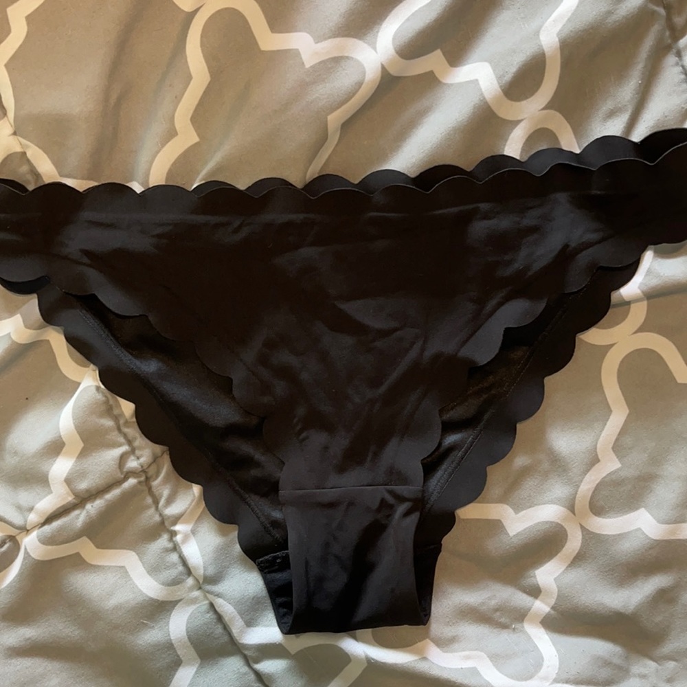 Scalloped bikini bottom